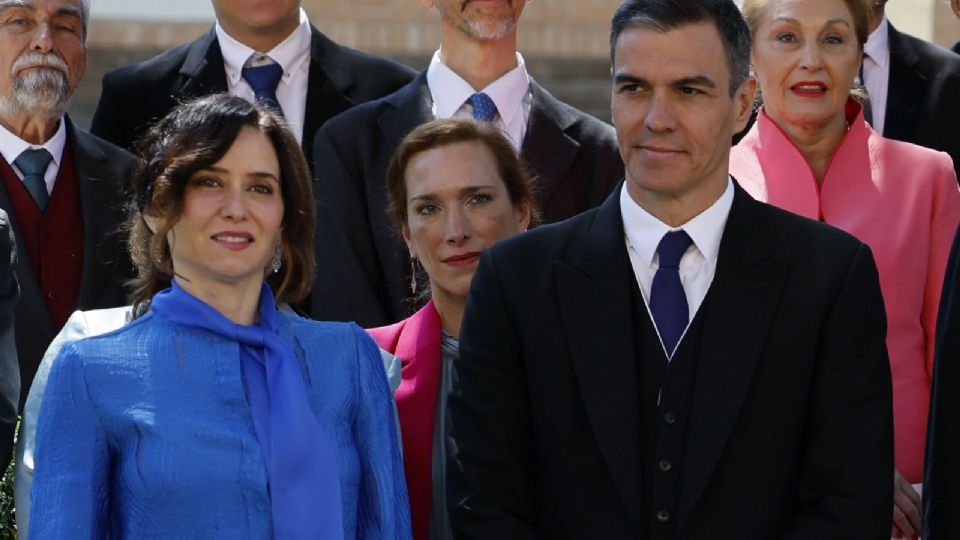 El presidente del Gobierno, Pedro Sánchez, y la presidenta de la Comunidad de Madrid, Isabel Díaz Ayuso, posan para la foto de familia tras la ceremonia de entrega del Premio Cervantes 2023 al escritor español Luis Mateo Díez este martes en el Paraninfo de la Universidad de Alcalá de Henares.