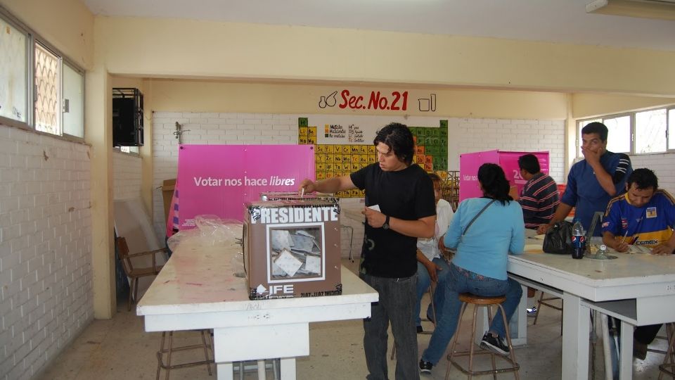 Jóvenes ejerciendo voto