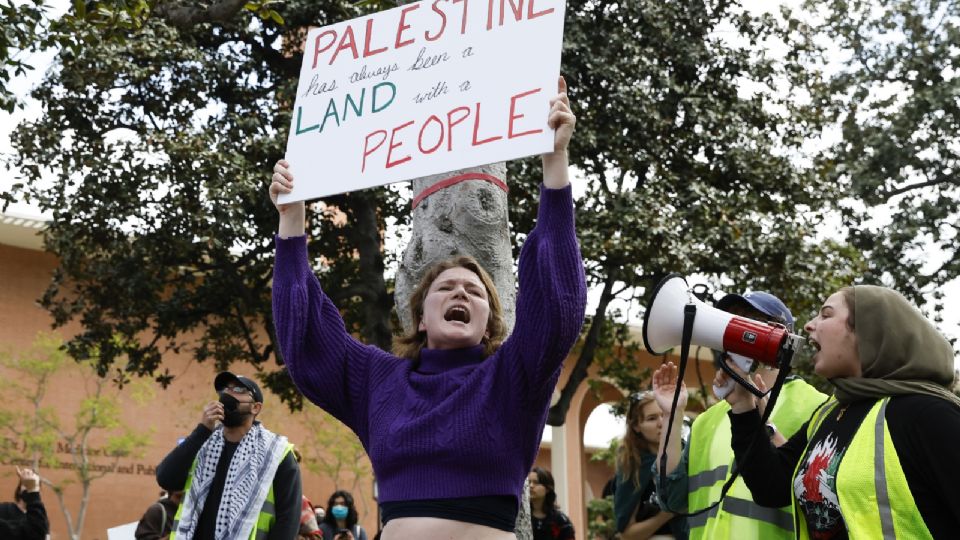 Estudiantes y miembros de la comunidad marchan durante una ocupación solidaria de Gaza en el campus para defender a Palestina, en Los Ángeles, California, EE.UU., el 24 de abril de 2024.
