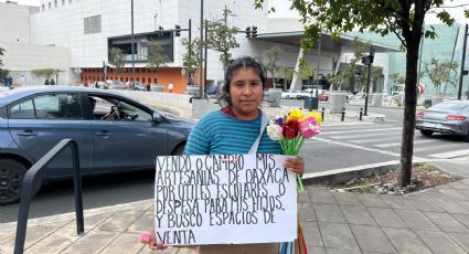 Griselda cambia flores artesanales por útiles escolares o despensa para sus hijos