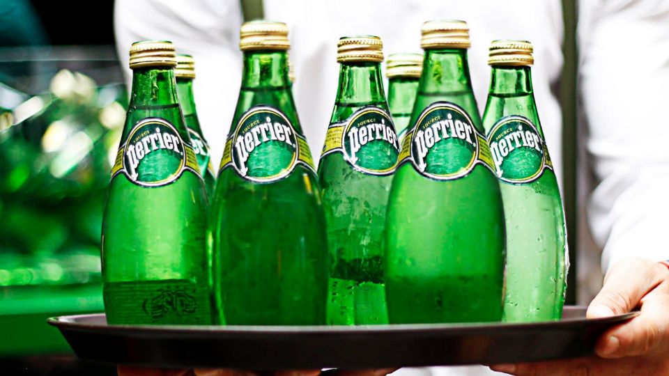 Botellas de agua mineral Perrier | Facebook / Perrier