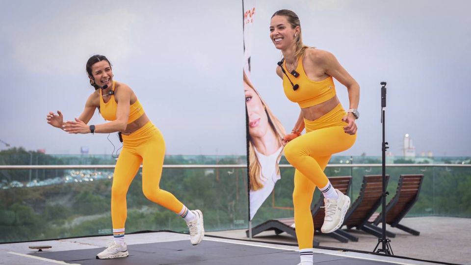 Mariana Rodríguez (derecha) se ejercita en el Puente Verde