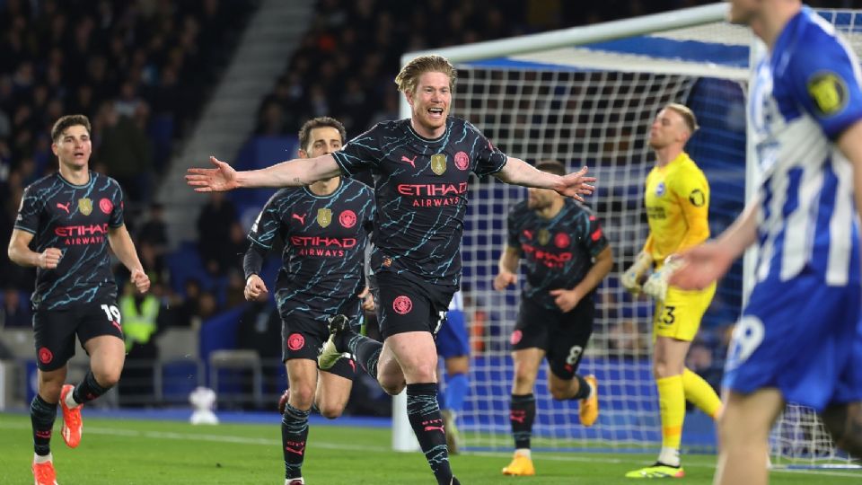 Kevin De Bruyne del Manchester City celebra después de marcar el gol durante el partido de la Premier League entre Brighton & Hove Albion y Manchester City.