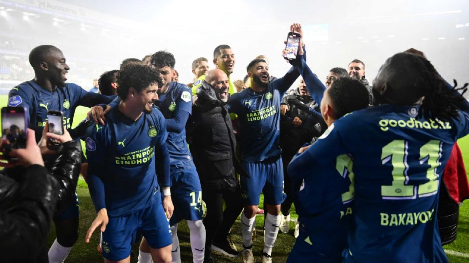 El entrenador Peter Bosz del PSV celebra con sus jugadores después de ganar el partido de la Eredivisie entre Heerenveen y PSV Eindhoven.