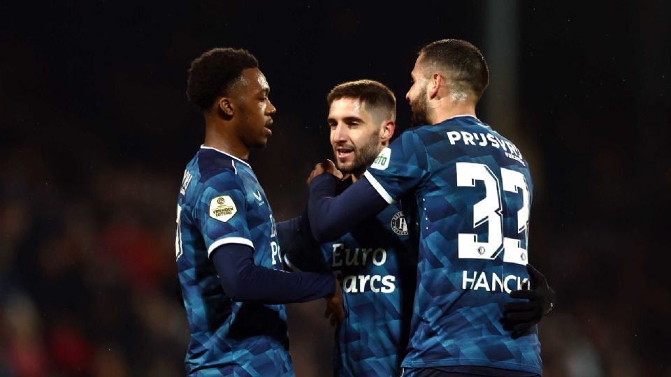 Luka Ivanusec del Feyenoord (C) celebra el gol con sus compañeros de equipo Antoni Milambo (L) y David Hancko (R) durante el partido de la Eredivisie entre Go Ahead Eagles y Feyenoord.