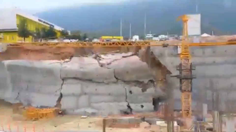 Momento en que la barda en construcción de Hospital Christus Muguerza-UDEM colapsa.