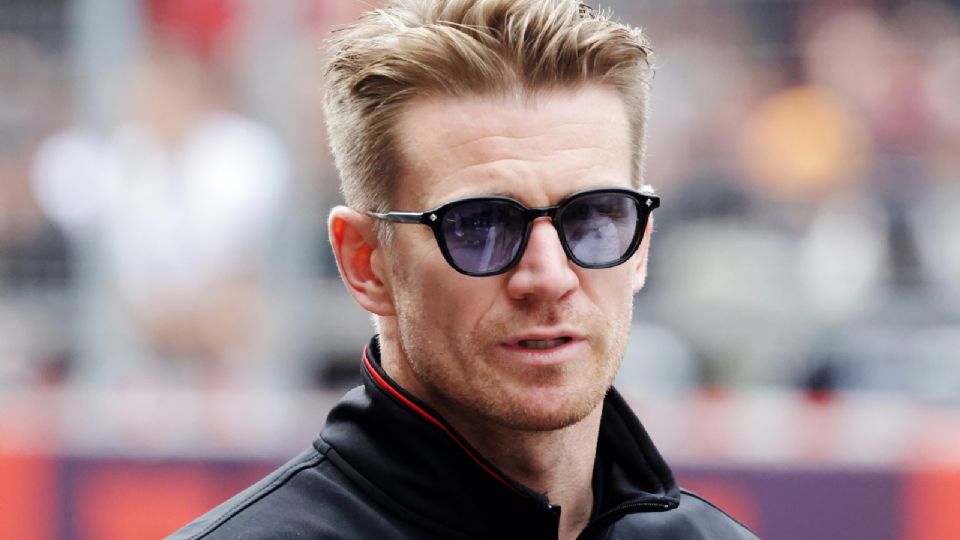 El piloto de Haas, Nico Hulkenberg de Alemania, observa durante un desfile de pilotos antes del Gran Premio de China de Fórmula Uno.