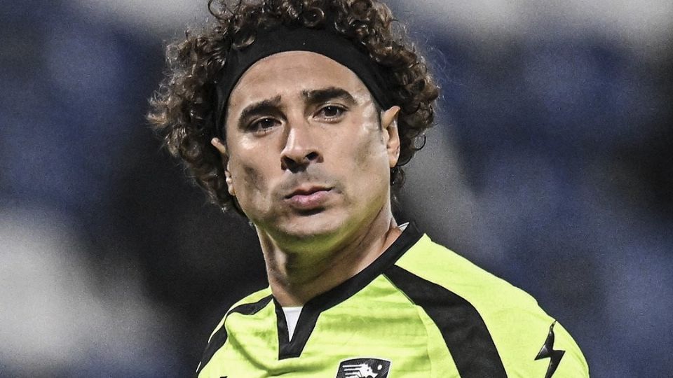 ¡Memo Ochoa desciende de nuevo! El portero mexicano sufre su tercer descenso en Europa, ahora con el Salernitana.