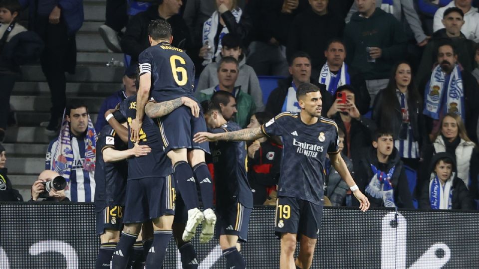 Los jugadores del Real Madrid celebran tras marcar ante la Real Sociedad.