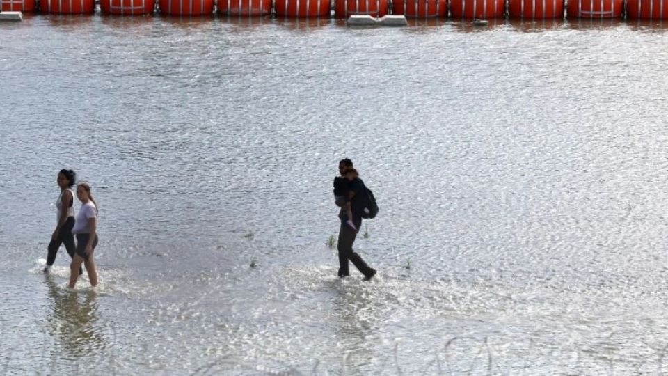 Vista de la boyas instaladas en el Río Grande, mientras personas intentan cruzar hacia Texas, en una fotografía de archivo.