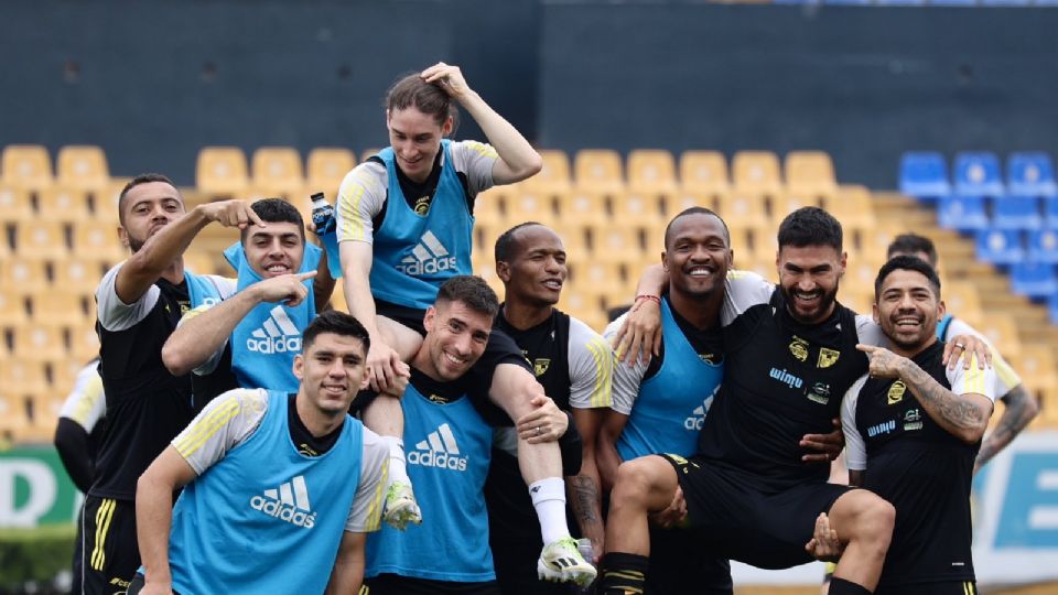 El equipo de Tigres después de un entrenamiento en el Estadio Universitario