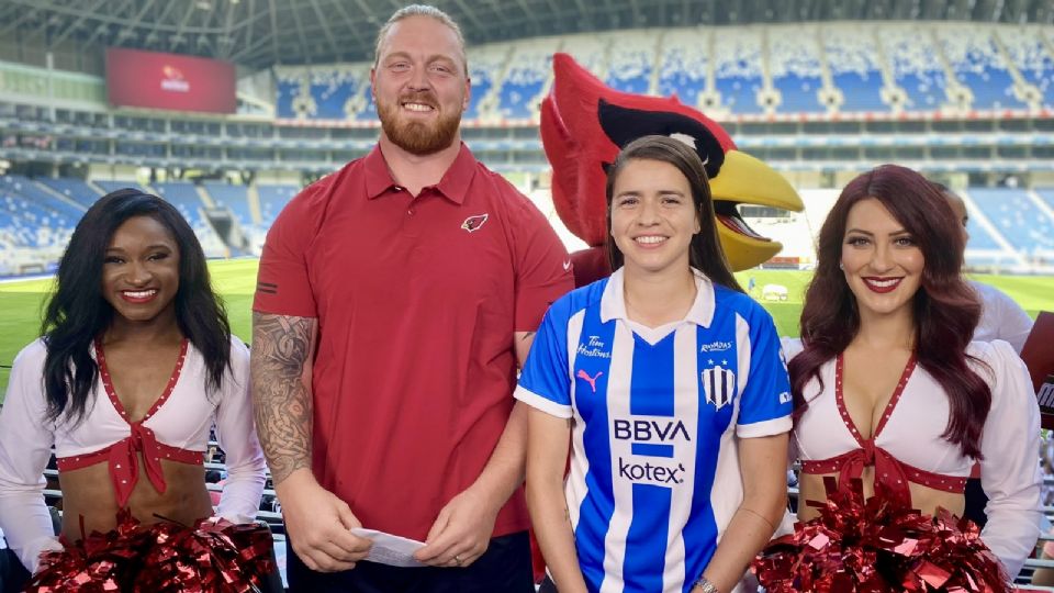 Daniela Solís y Hjalte Froholdt revelaron la selección 104 global del Draft de la NFL en una colaboración única entre Rayados y Cardinals.