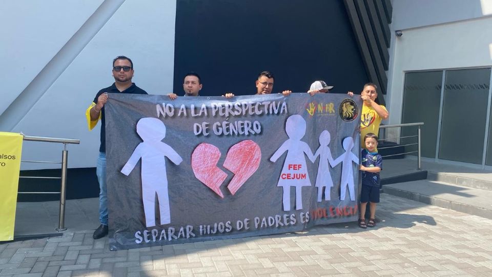 El colectivo de padres se manifestó en el Centro de Monterrey para denunciar discriminación hacia los hombres en los juicios de divorcio.     