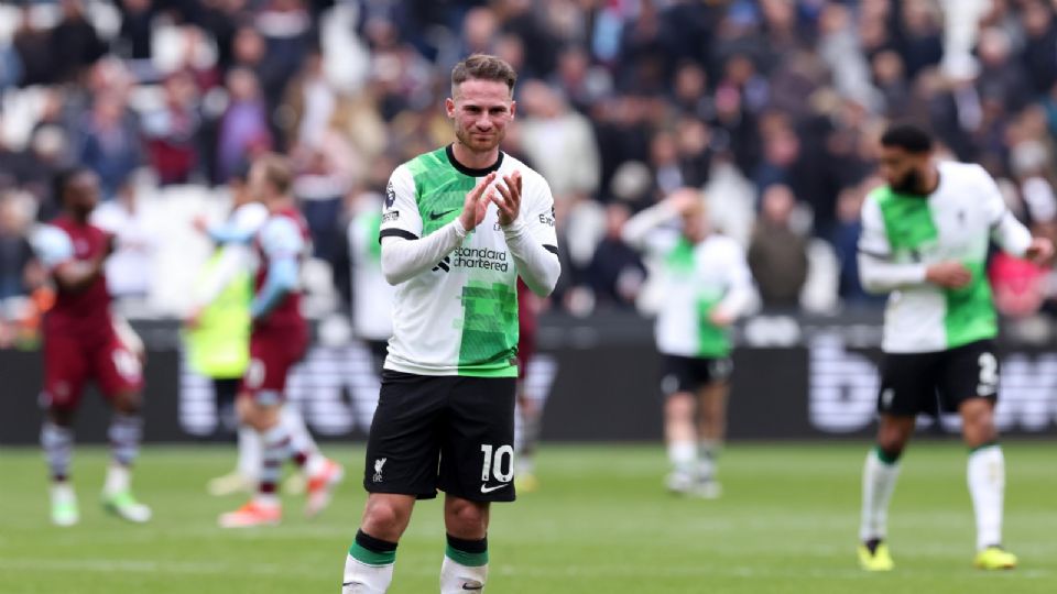 Alexis Mac Allister saluda a los seguidores después del partido de fútbol de la Premier League inglesa entre West Ham United y Liverpool en Londres.