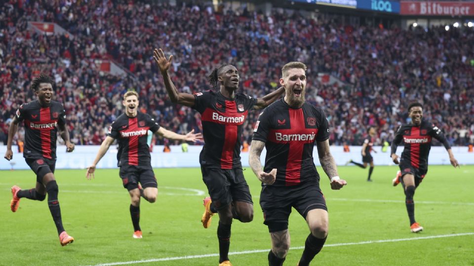 Robert Andrich celebra con sus compañeros de equipo después de marcar el 2-2 durante el partido de la Bundesliga entre el Bayer 04 Leverkusen y el VfB Stuttgart.