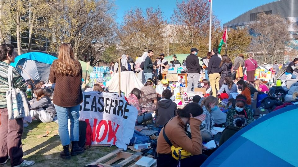 Decenas de estudiantes propalestina se mantienen en el campamento al interior de la Universidad Northeastern este viernes, en Boston, Massachusetts (EE. UU).