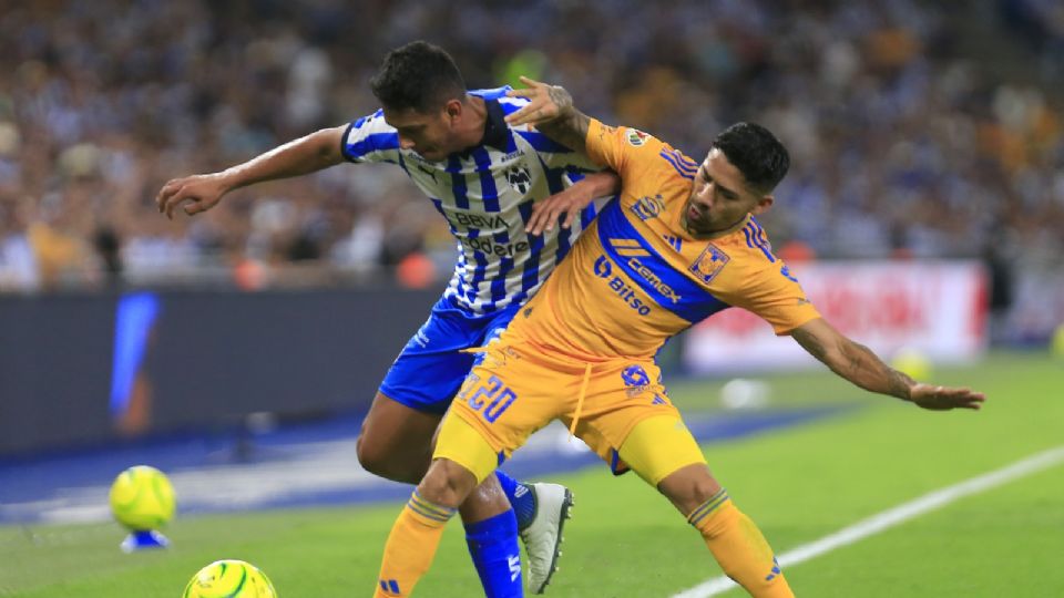 Luis Romo (I) del Monterrey y Javier Aquino (D) del Tigres durante el juego de la Jornada 15 del Clausura 2024