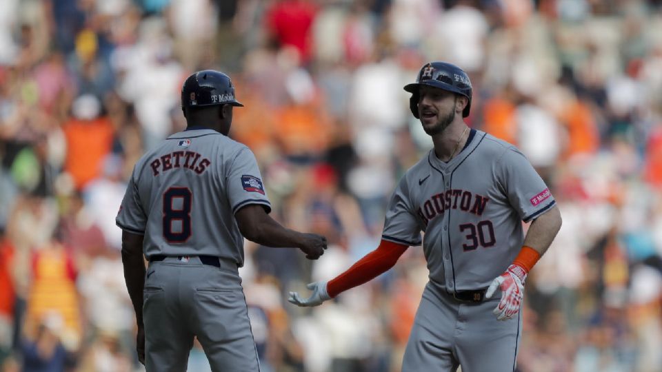 Kyle Tucker y Gary Pettis festejando la victoria de los Astros.