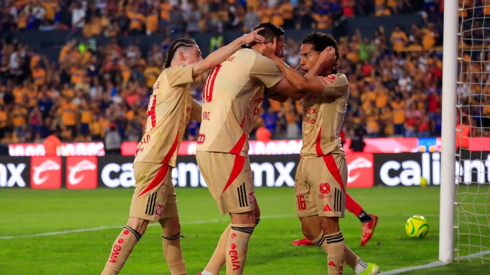 André-pierre Gignac, Marcelo Flores y Diego Lainez festejando la victoria de los Tigres ante Xolos.