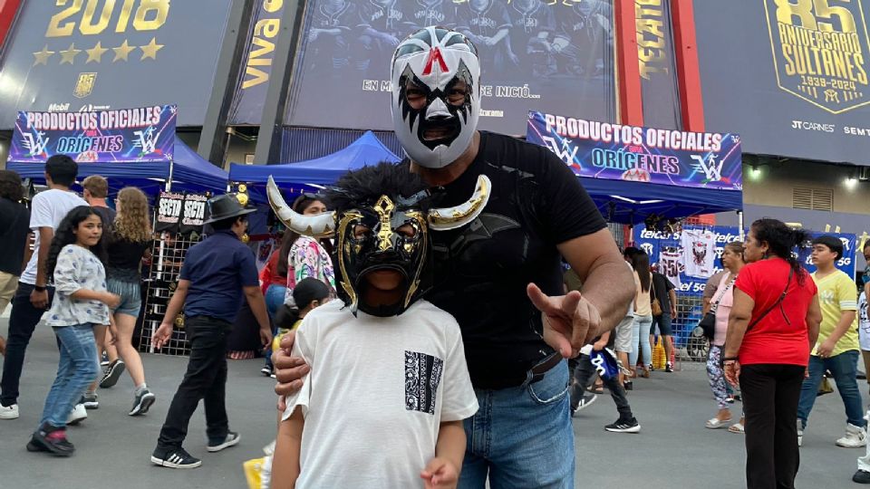 Familias regias disfrutan la lucha libre en Monterrey.