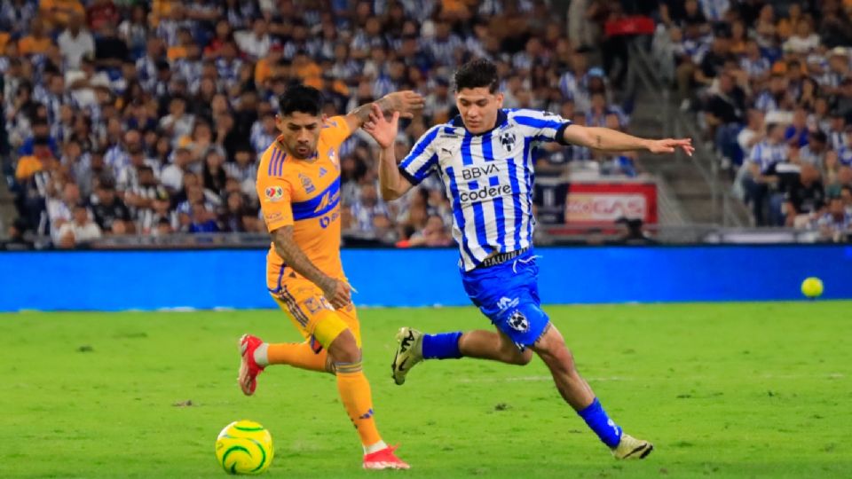 Gerardo Arteaga y Javier Aquino disputando la pelota en el Clásico Regio 135.