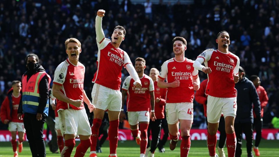 Jugadores del Arsenal festejando el 2-3 ante el Tottenham.