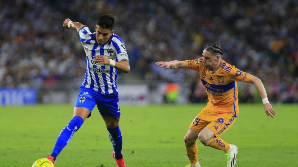 Maxi Meza y Marcelo flores disputando el balón en el Clausura 2024.