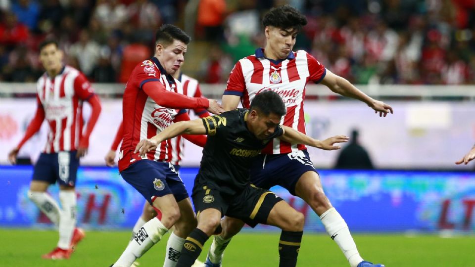 Pavel Pérez (I) del Chivas Juan Domínguez (D) disputando la pelota en el Clausura 2024.