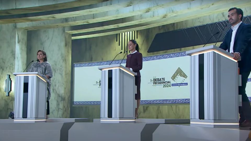 Candidatos durante el segundo debate presidencial.