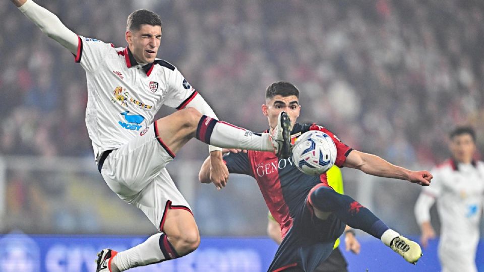 Johan Vásquez disputando el balón ante el Cagliari en la Serie A.