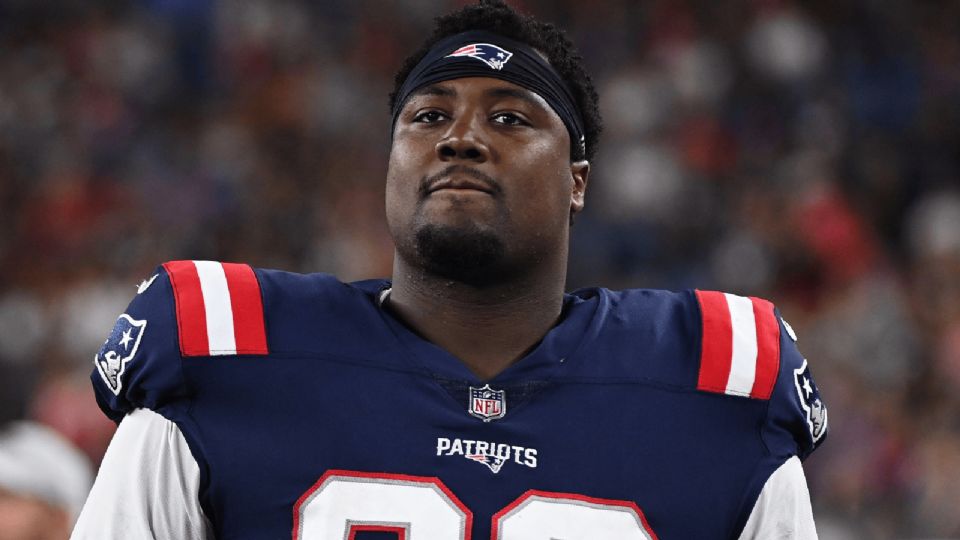 El tackle defensivo Christian Barmore firmó este lunes una extensión de contrato con los New England Patriots.