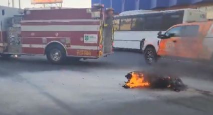 Moto le pega a Tsuru y se incendia sobre avenida Cuauhtémoc, en Monterrey