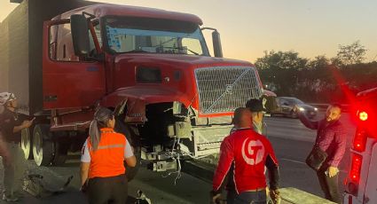 Trailero choca a varios autos y colapsa avenida Morones Prieto