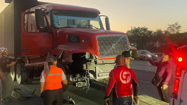 Trailero choca a varios autos y colapsa avenida Morones Prieto
