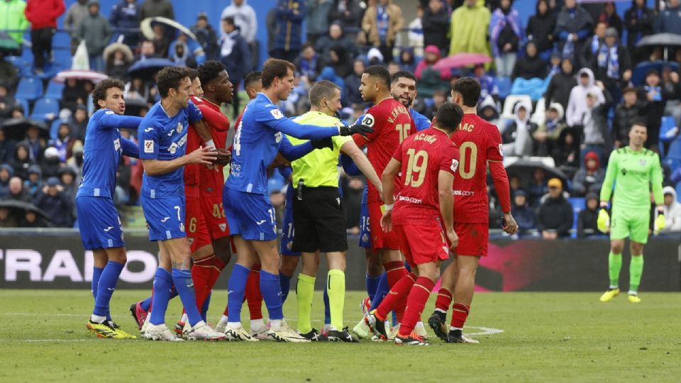 Jugadores del Sevilla y del Getafe discuten tras una acción