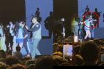 Video: Natanael Cano lanza celular de fan que se subió al escenario en Sinaloa