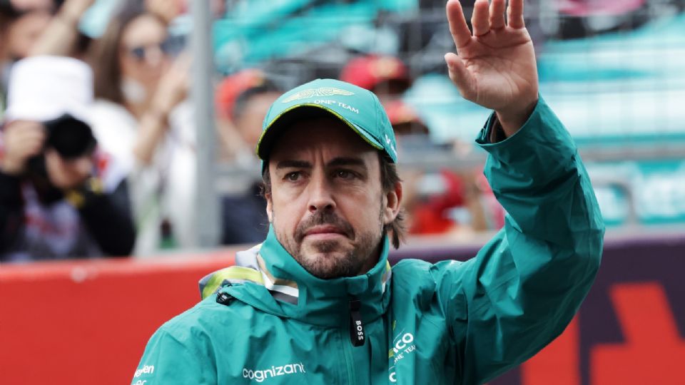 El piloto de Aston Martin, Fernando Alonso, saluda durante un desfile de pilotos antes del Gran Premio de China de Fórmula Uno.