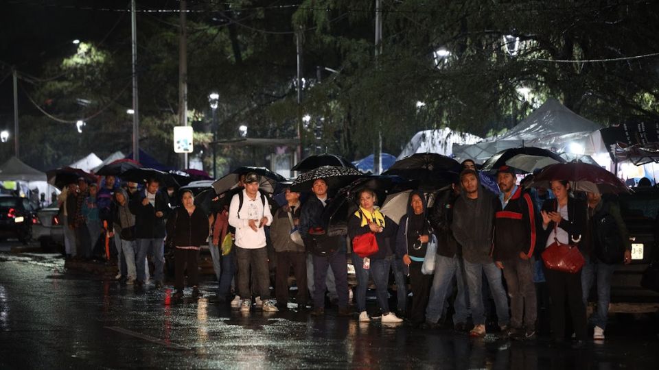 Ciudadanos se refugian de la lluvia en Monterrey