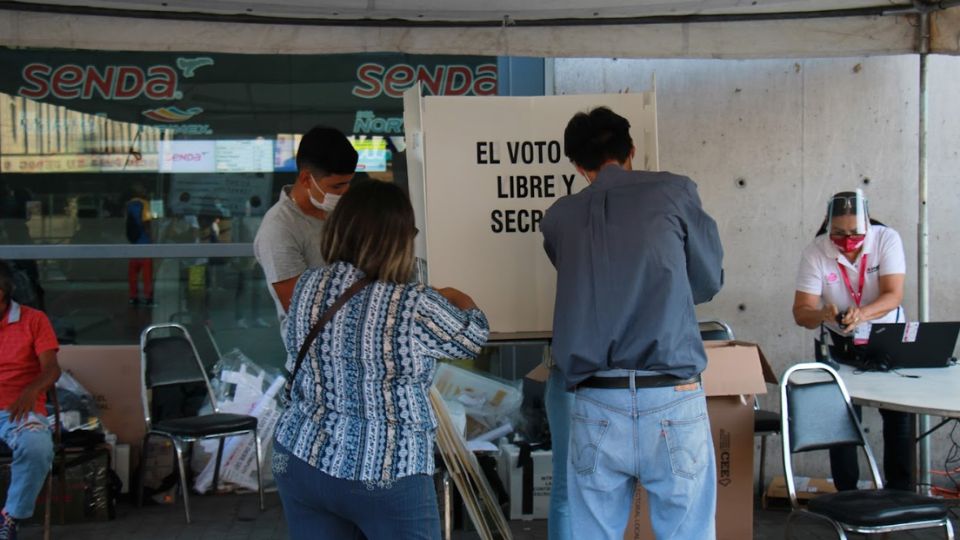 Personas salen a votar