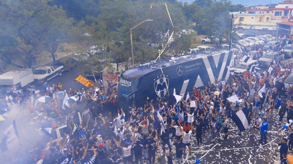 Afición del Monterrey recibe a su equipo afuera del estadio durante el juego de vuelta de la semifinal del Torneo Clausura 2023