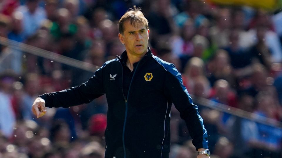 Julen Lopetegui dirigiendo un partido con los Wolves de la Premier League.