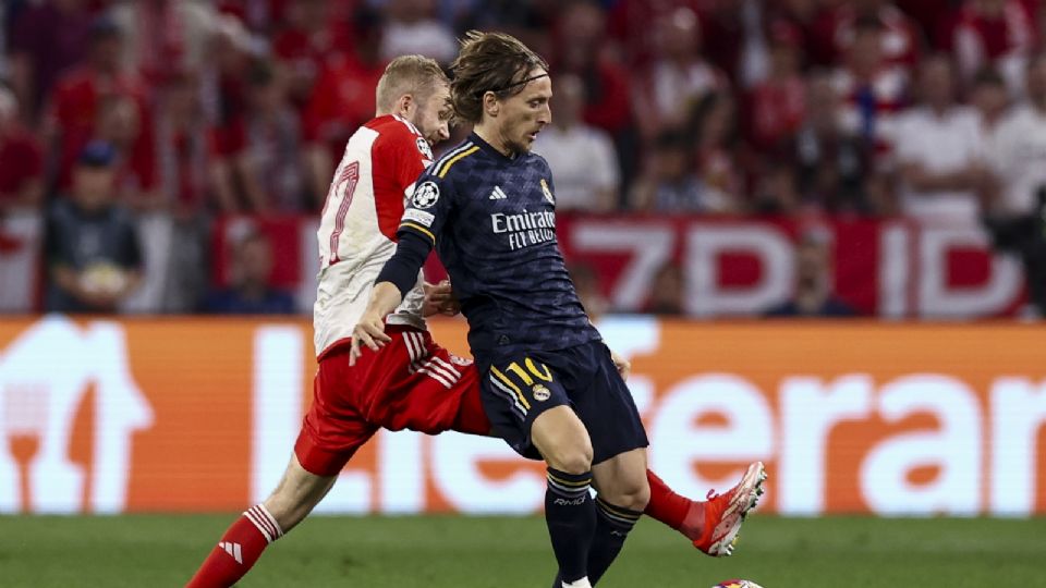 Konrad Laimer de Munich (Izq) en acción contra Luka Modric de Madrid (Der) durante la semifinal de la Liga de Campeones de la UEFA.