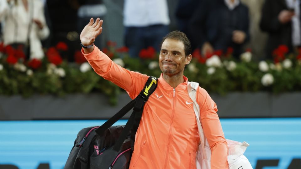 Rafa Nadal abandona la pista tras recibir un homenaje a la finalización del partido frente al checo Jiri Lehecka