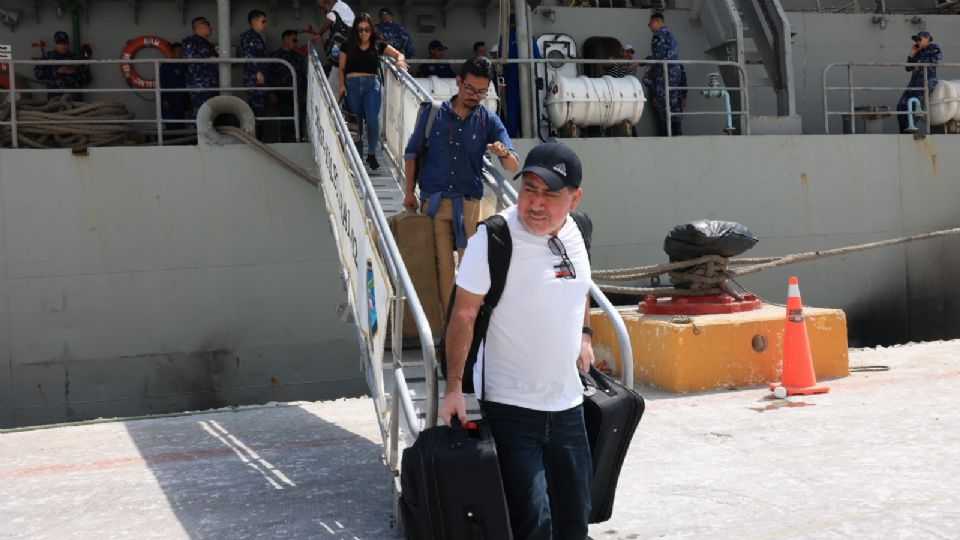 Algunos de los connacionales mexicanos tras su llegada de Haití.