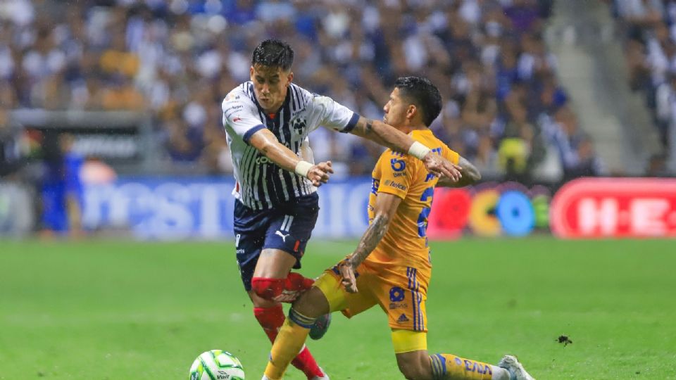 Maxi Meza disputa el balón frente a Javier Aquino en el último Clásico Regio disputado en el Estadio BBVA