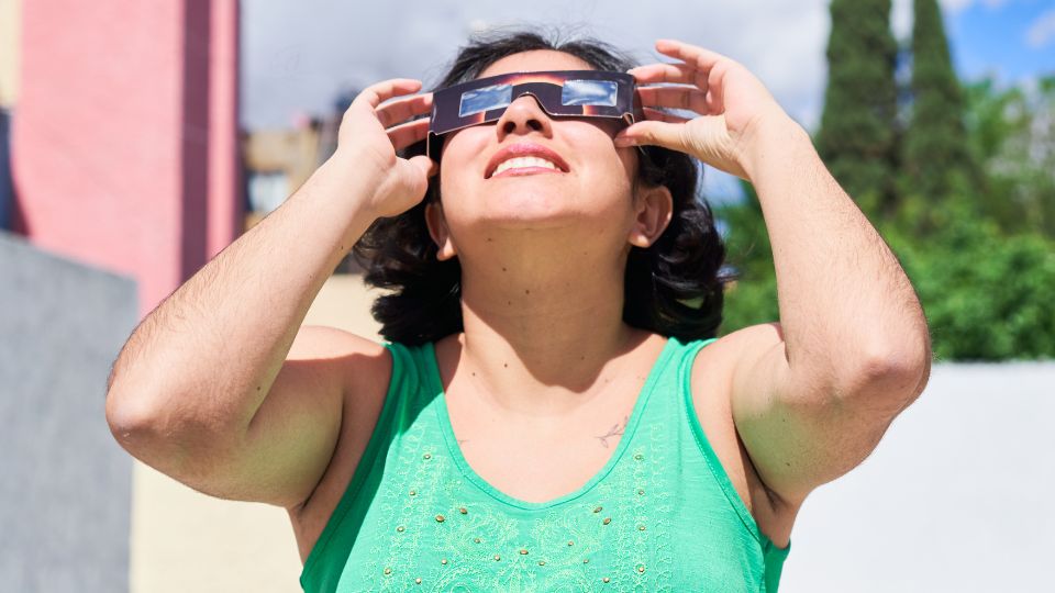 Persona mirando un eclipse