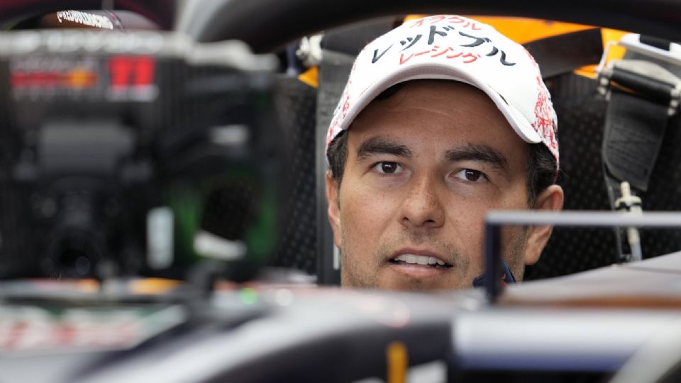 El piloto de Red Bull Racing, Sergio Pérez, se sienta en su coche antes de la primera sesión de práctica del Gran Premio de Japón de Fórmula 1.