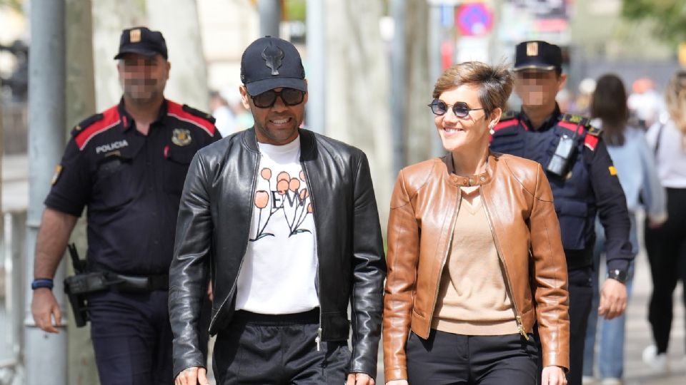 El exfutbolista Dani Alves junto a su abogada Inés Guardiola a su salida de la Audiencia de Barcelona tras cumplir con la comparecencia semanal