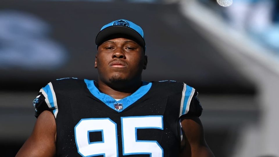 Derrick Brown, líder en tackleadas de la NFL en 2023, firma por cuatro años con los Panthers.