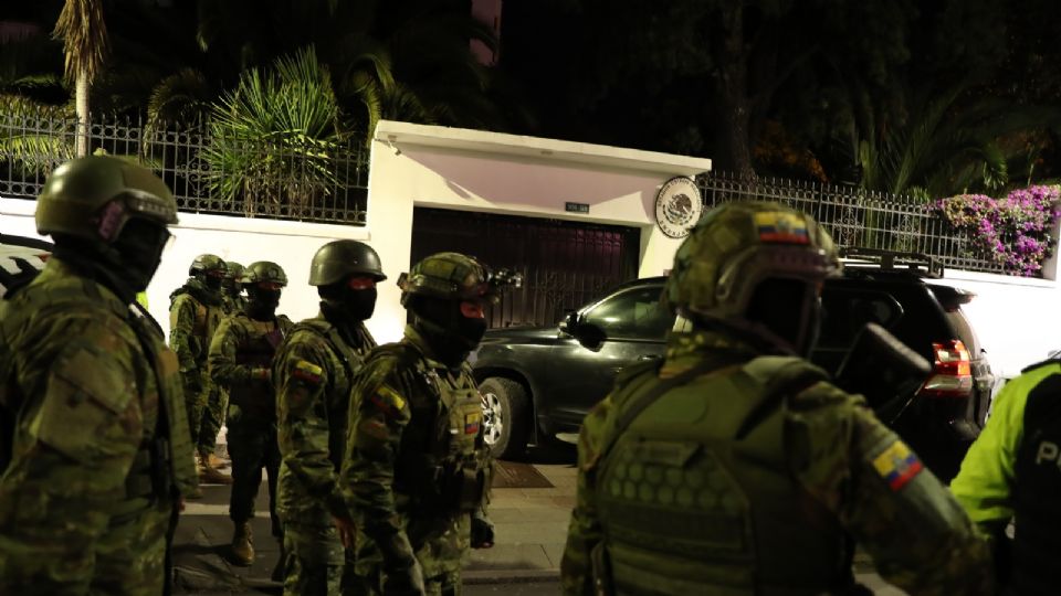 Integrantes de un cuerpo élite de la Policía ecuatoriana irrumpen en la Embajada de México para detener al exvicepresidente Jorge Glas, condenado por corrupción, y a quien se le fue negado el asilo político, este viernes en Quito.